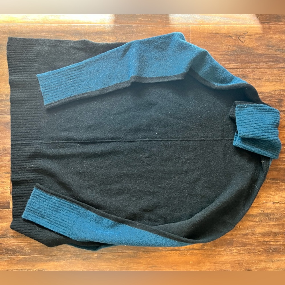 Athleta oversized turtle neck sweater. Size small.